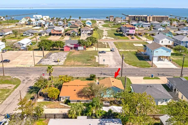 $2,650 | 935 South Church Street, Rockport, TX 78382