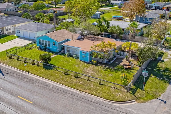 $2,650 | 935 South Church Street, Rockport, TX 78382