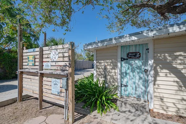 $2,650 | 935 South Church Street, Rockport, TX 78382