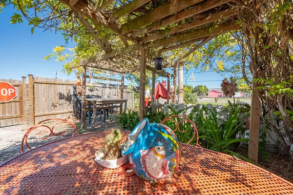 $2,650 | 935 South Church Street, Rockport, TX 78382