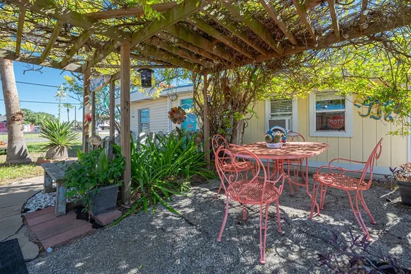 $2,650 | 935 South Church Street, Rockport, TX 78382