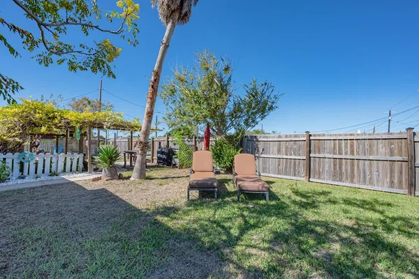 $2,650 | 935 South Church Street, Rockport, TX 78382
