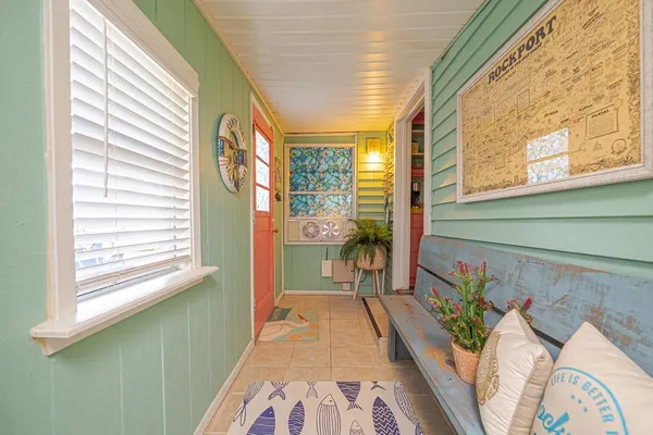 $2,650 | 935 South Church Street, Rockport, TX 78382