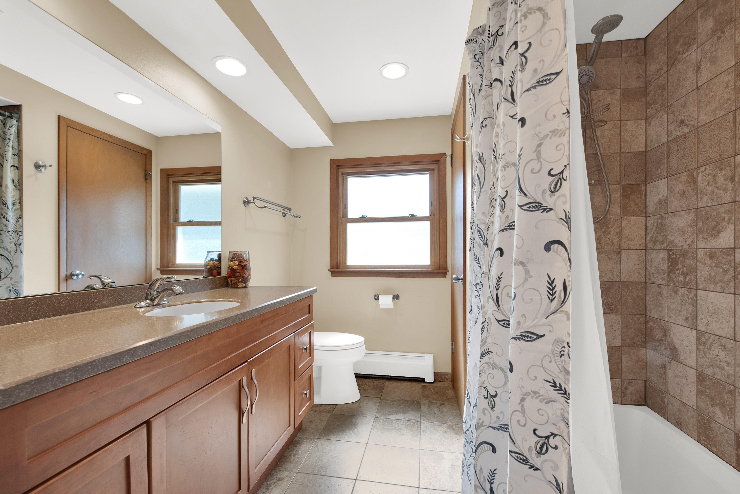 5279 South 22nd Street Milwaukee, WI 53221 - Photo 20 of 27 Upper Bath