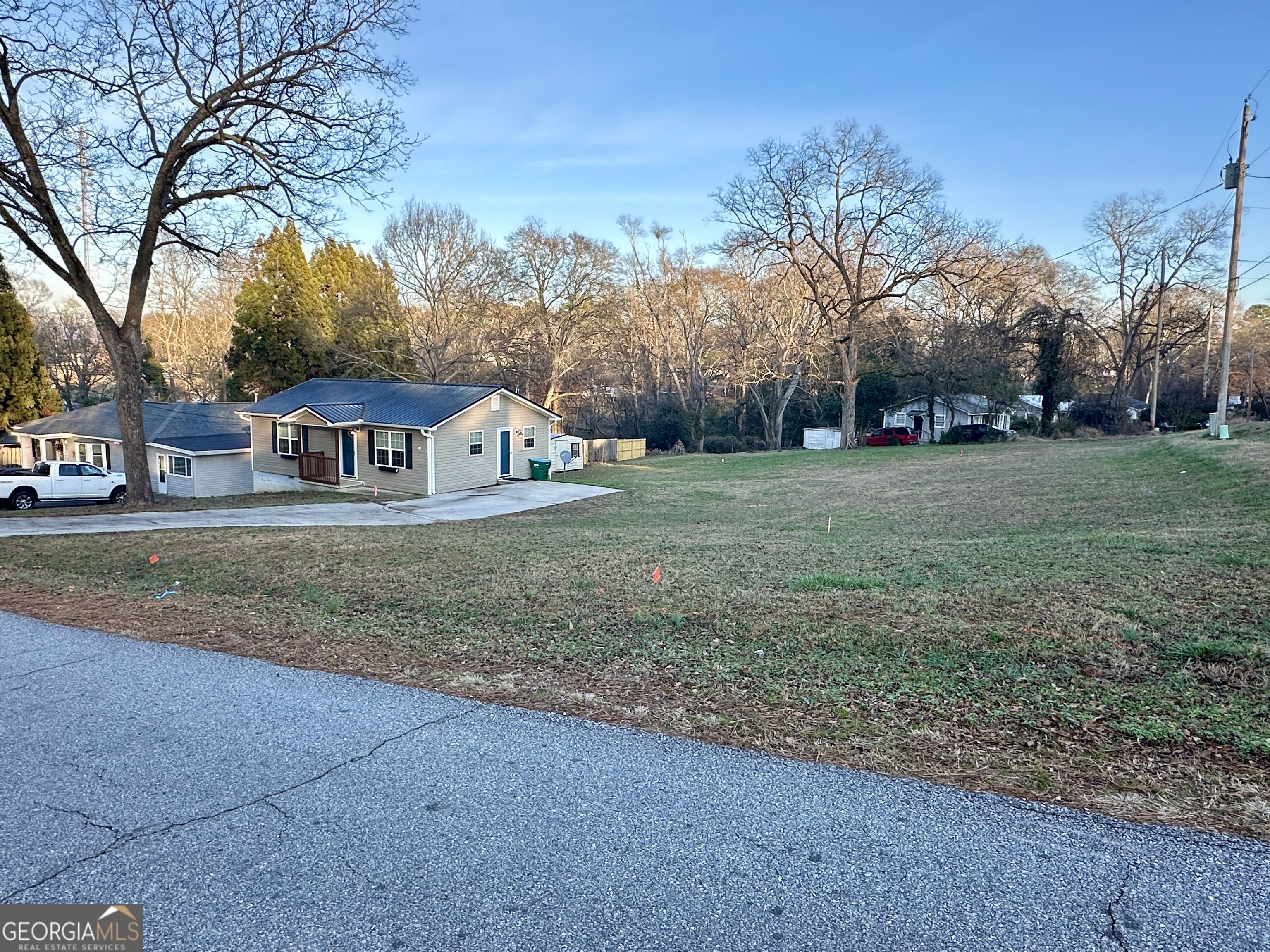 122 Forest Avenue Commerce, GA 30529 - Photo 17 of 17 a house view with yard