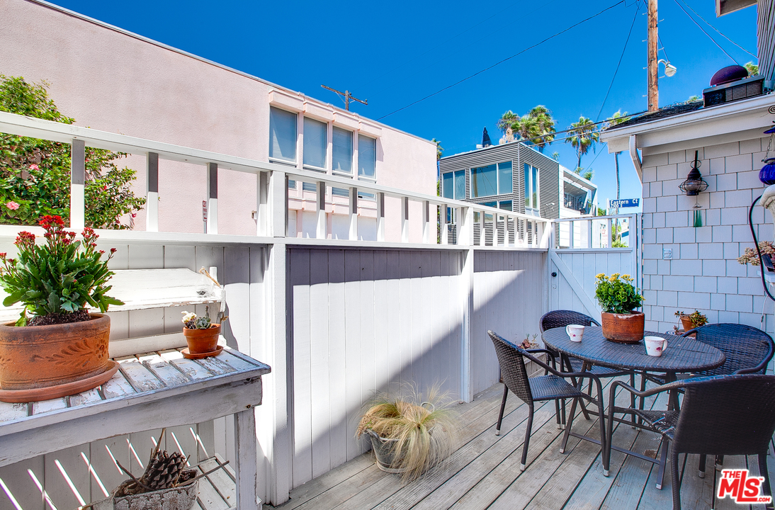2327 Eastern Court Venice, CA 90291 - Photo 19 of 44 a backyard of a house with table and chairs