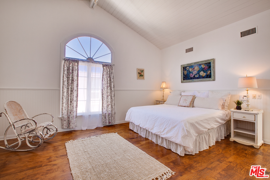 2327 Eastern Court Venice, CA 90291 - Photo 24 of 44 a bedroom with a bed a dresser and potted plants