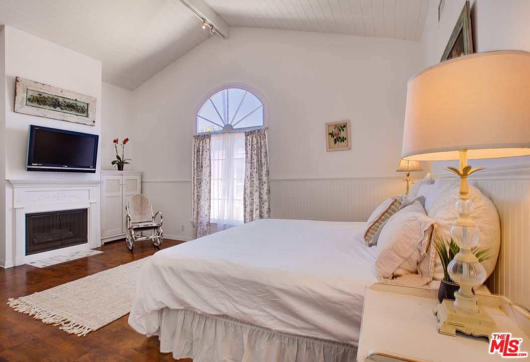 2327 Eastern Court Venice, CA 90291 - Photo 25 of 44 a bedroom with a bed and a fireplace