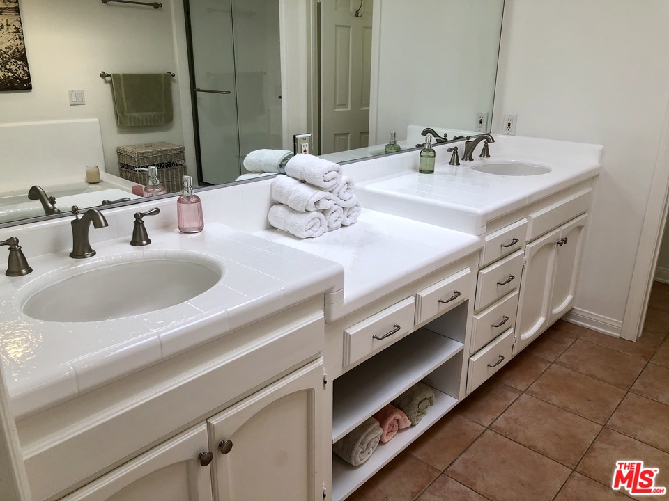 2327 Eastern Court Venice, CA 90291 - Photo 26 of 44 a bathroom with double sink and a mirror