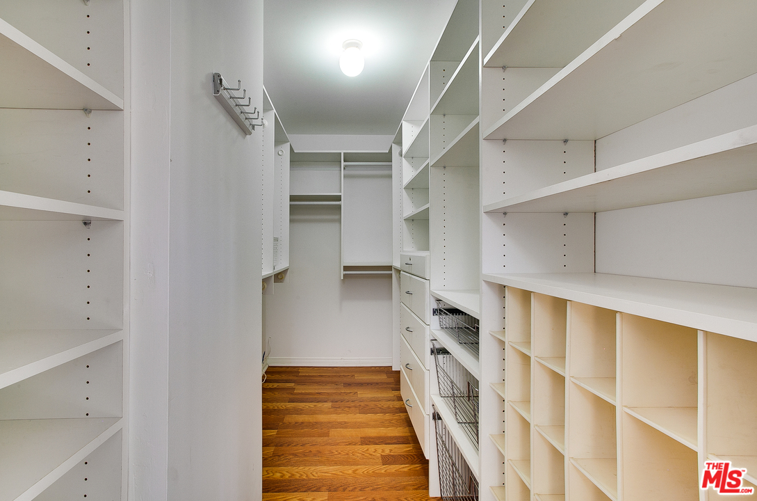 2327 Eastern Court Venice, CA 90291 - Photo 29 of 44 a hallway with cabinets
