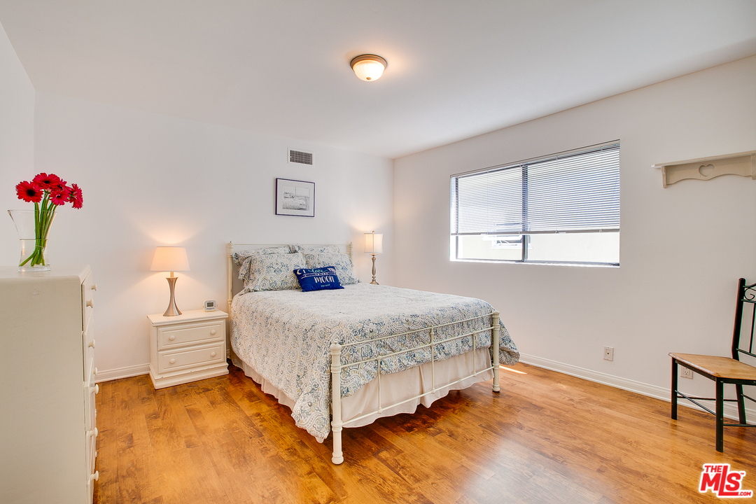 2327 Eastern Court Venice, CA 90291 - Photo 30 of 44 a bedroom with a bed and a window