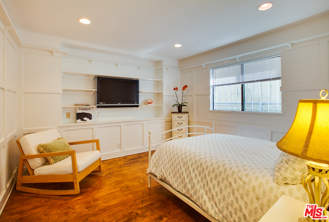 2327 Eastern Court Venice, CA 90291 - Photo 34 of 44 a spacious bedroom with a bed and a flat screen tv