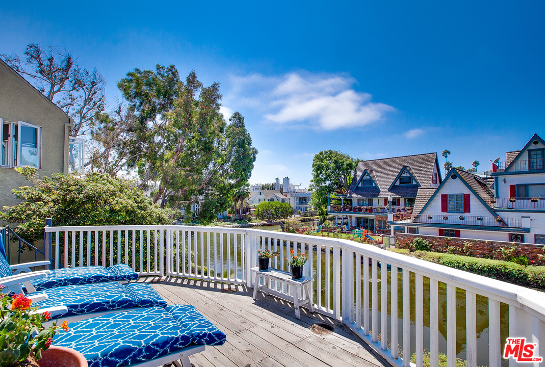 2327 Eastern Court Venice, CA 90291 - Photo 4 of 44 a view of a wooden fence