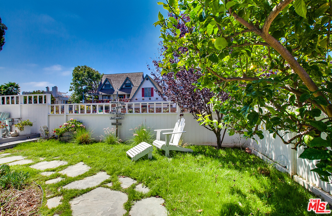 2327 Eastern Court Venice, CA 90291 - Photo 41 of 44 a view of a house with a yard
