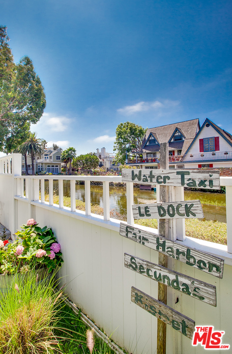 2327 Eastern Court Venice, CA 90291 - Photo 43 of 44 a front view of a building with balcony