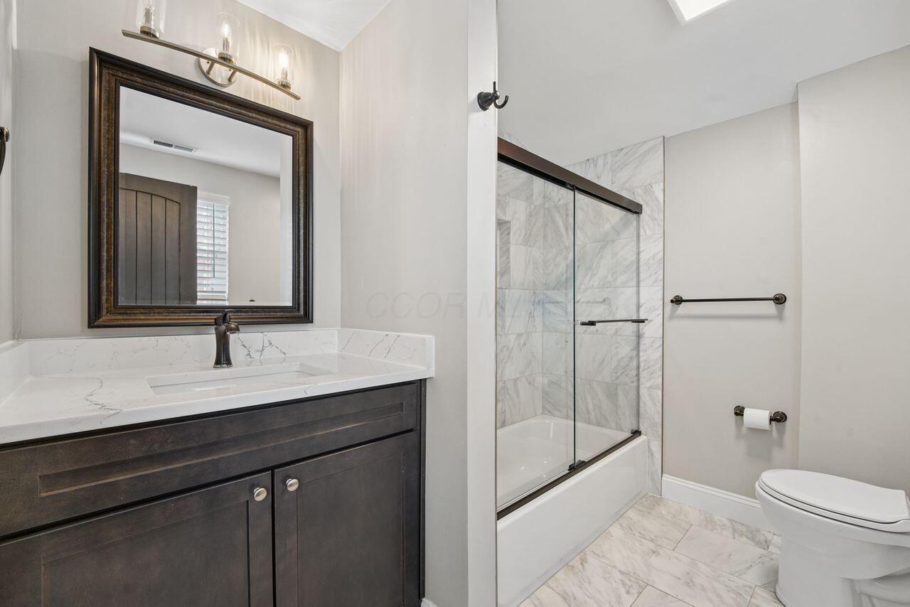 1430 Ashdowne Road Upper Arlington, OH 43221 - Photo 29 of 51 Second floor full bath