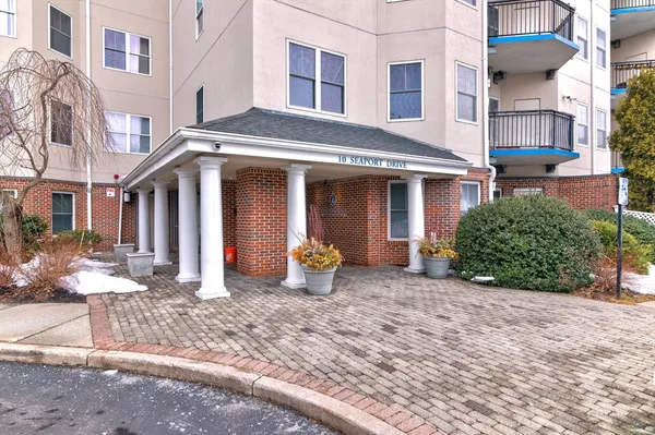 $689,999 | 10 Seaport Drive, Unit 2505, Quincy, MA 02171