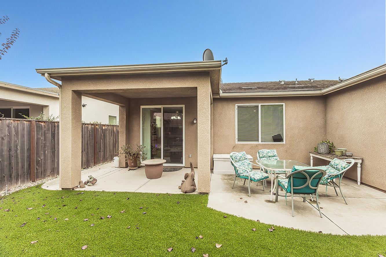 7133 North Generation Drive Fresno, CA 93711 - Photo 35 of 38 a view of a patio with table and chairs and potted plants with wooden fence