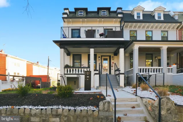 a view of building with a yard