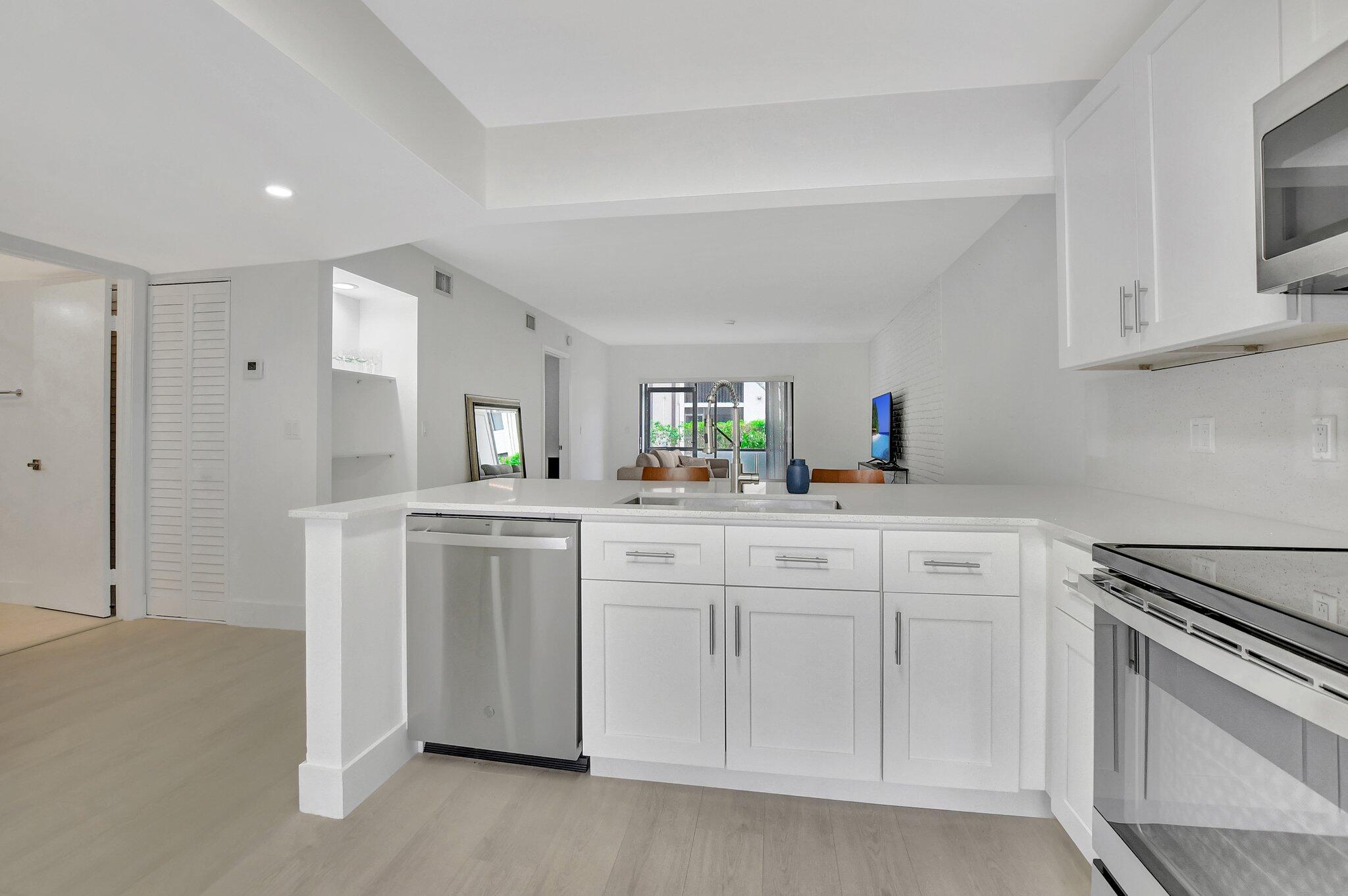 300 East Club Circle, Unit 105 Boca Raton, FL 33487 - Photo 5 of 30 5-web-or-mls-DSC_0206