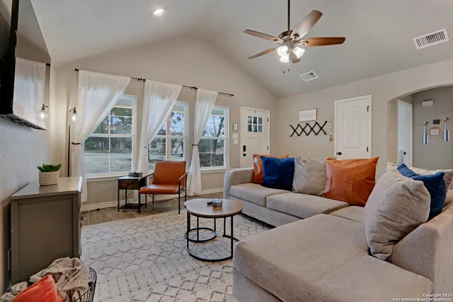 $2,200 | 652 Canyon Bend, Canyon Lake, TX 78133