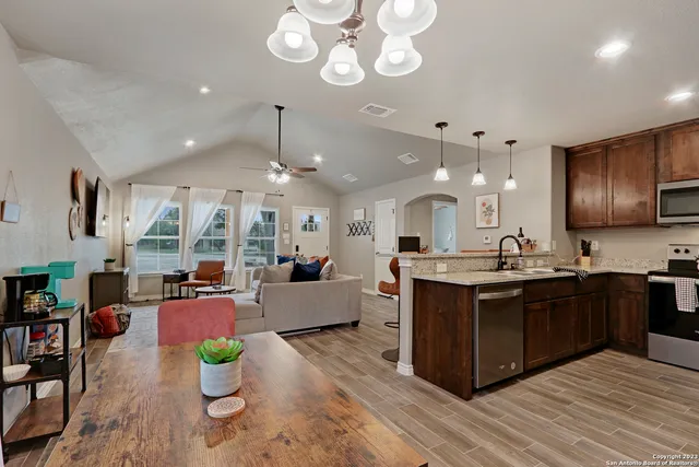 $2,200 | 652 Canyon Bend, Canyon Lake, TX 78133