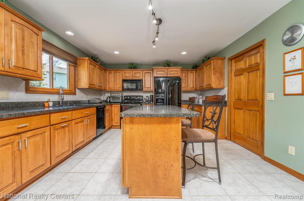 37164 Chesapeake Road Farmington Hills, MI 48335 - Photo 4 of 40