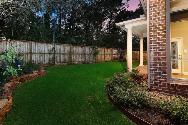 a view of yard with green space