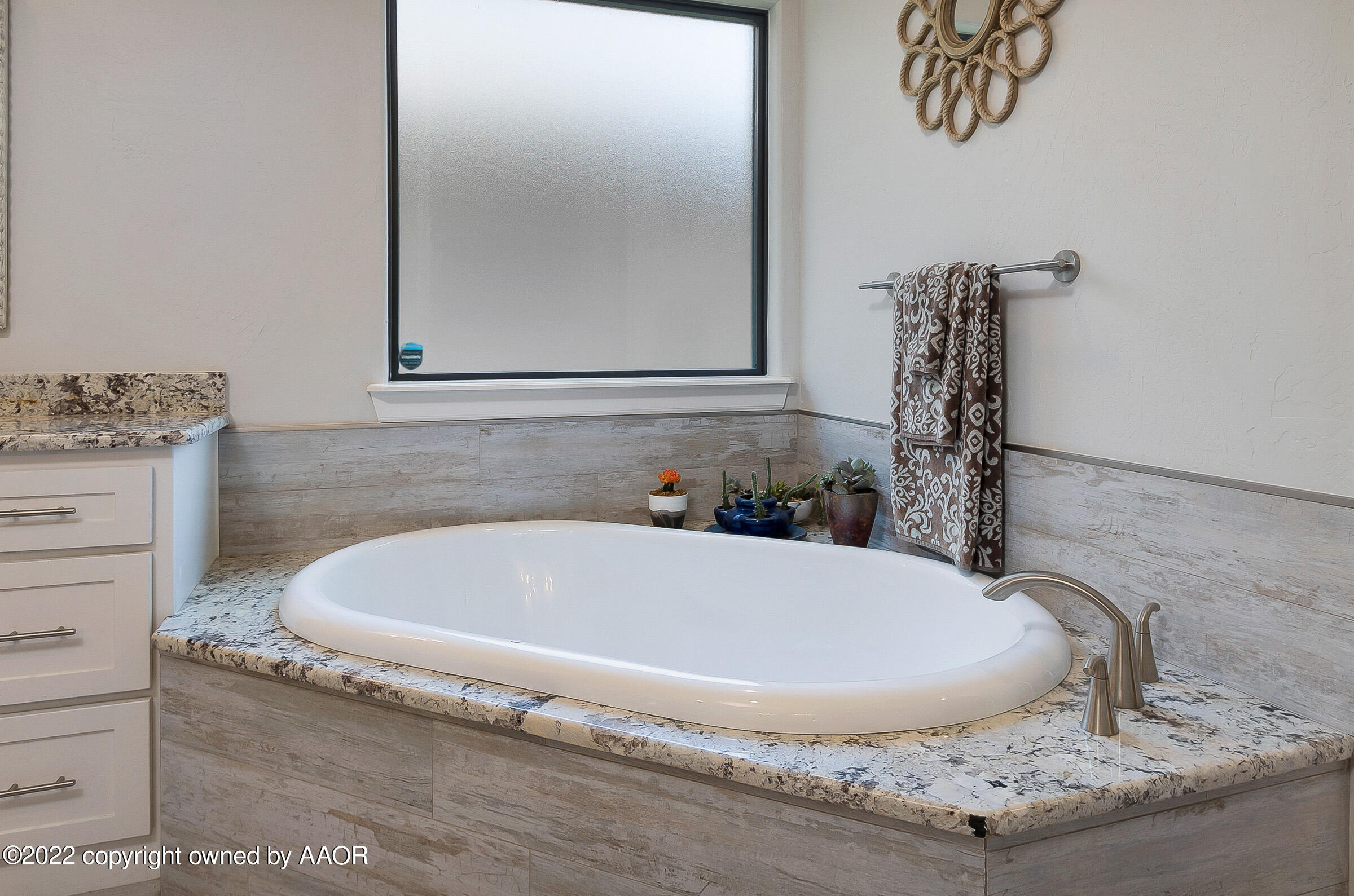 5706 Wesley Road Amarillo, TX 79119 - Photo 21 of 38 022_Owner's Bathtub