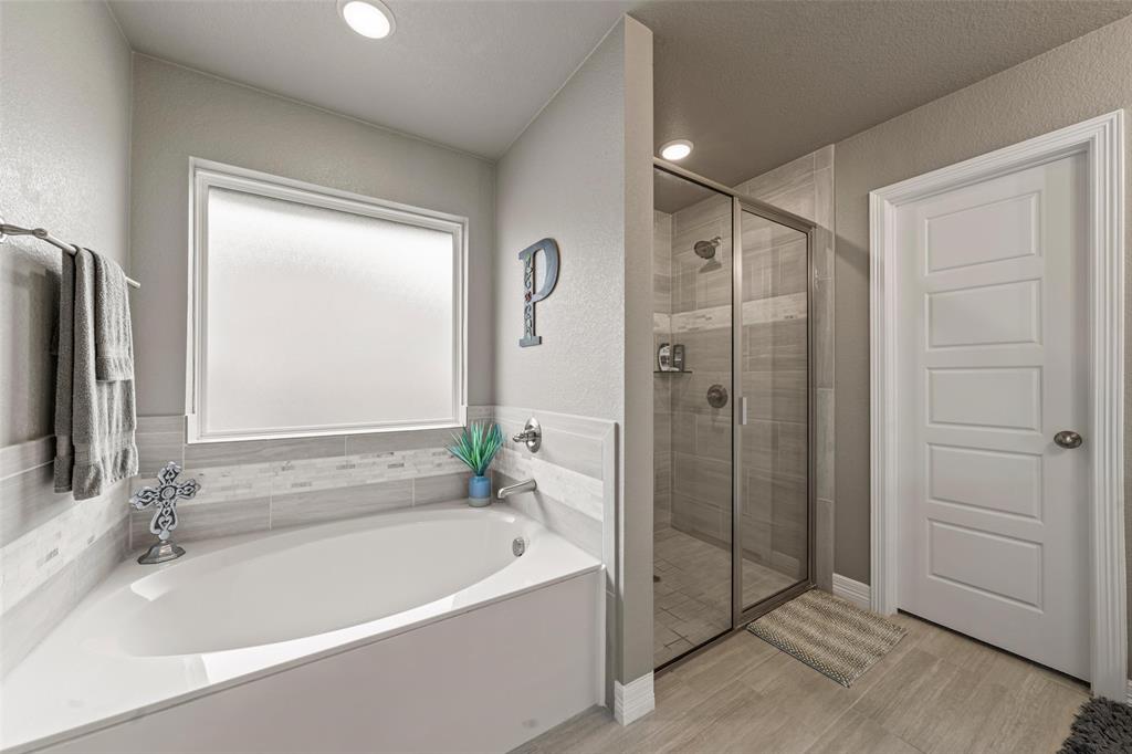 828 Agile Street Hewitt, TX 76643 - Photo 25 of 30 a bathroom with a bathtub and a shower