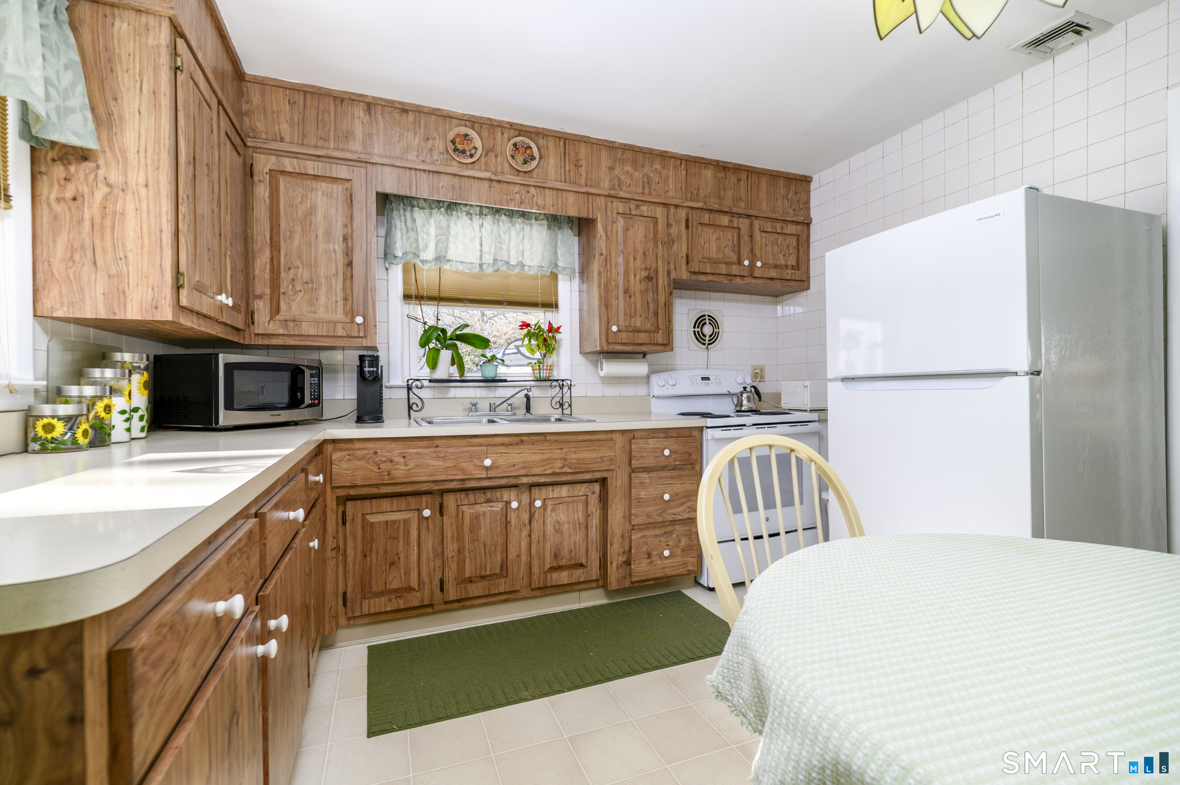 177 Putting Green Road Fairfield, CT 06825 - Photo 11 of 22 Eat in kitchen