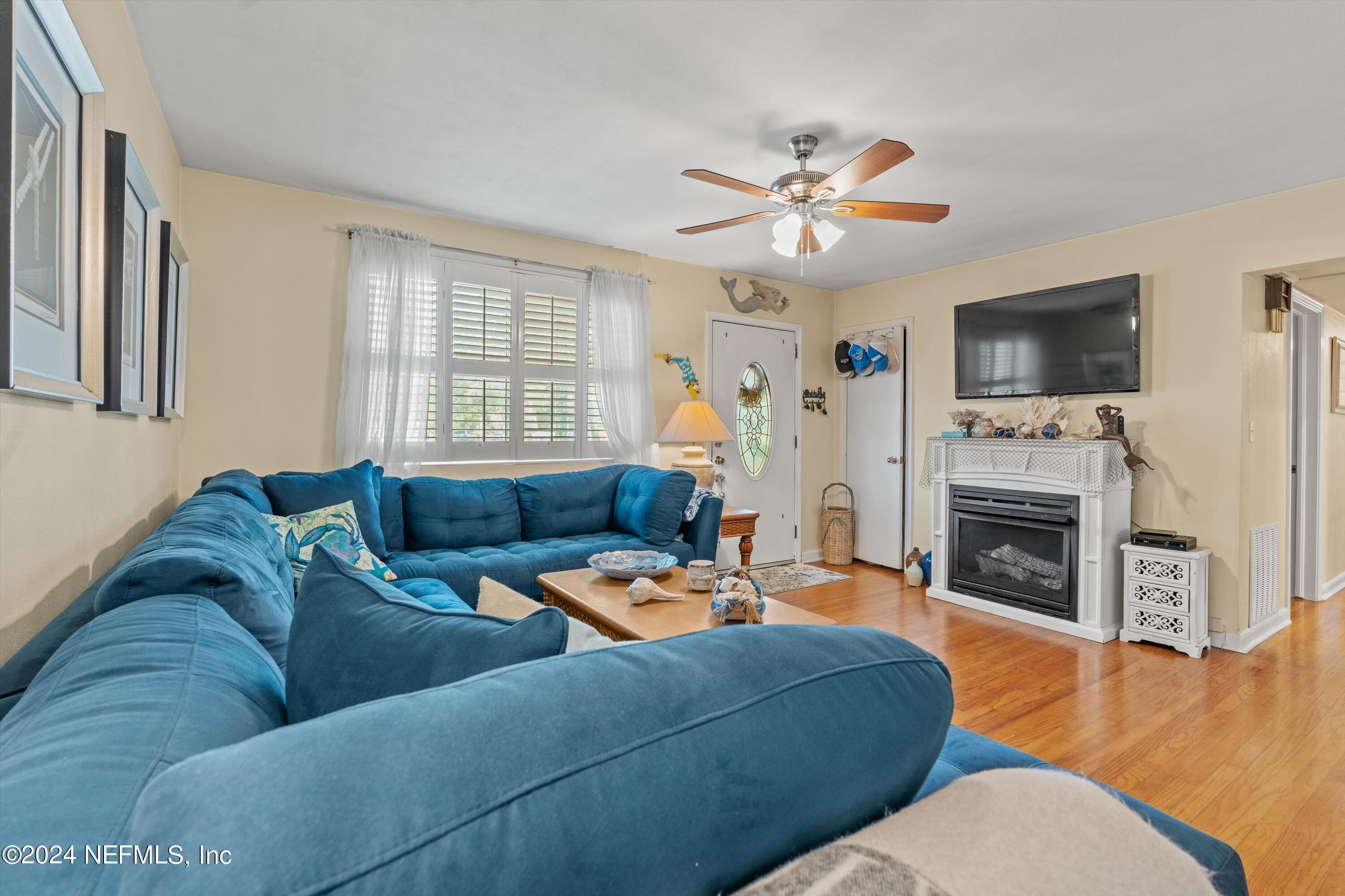 2015 Penman Road Jacksonville Beach, FL 32250 - Photo 6 of 26 09-Living Room