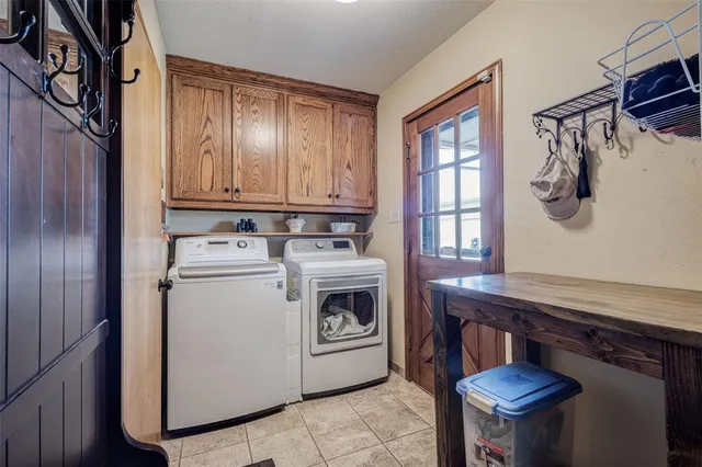 a view of a livingroom with washer and dryer