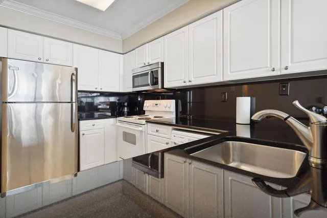 $2,200 | 2501 South Ocean Drive, Unit 304, Hollywood, FL 33019