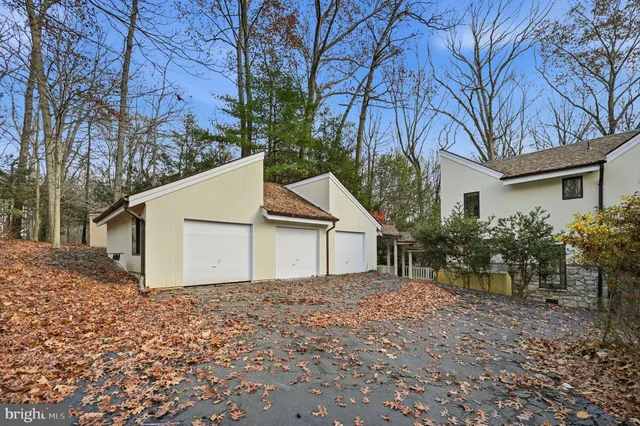 $2,000,000 | 10701 Sycamore Springs Lane, Great Falls, VA 22066