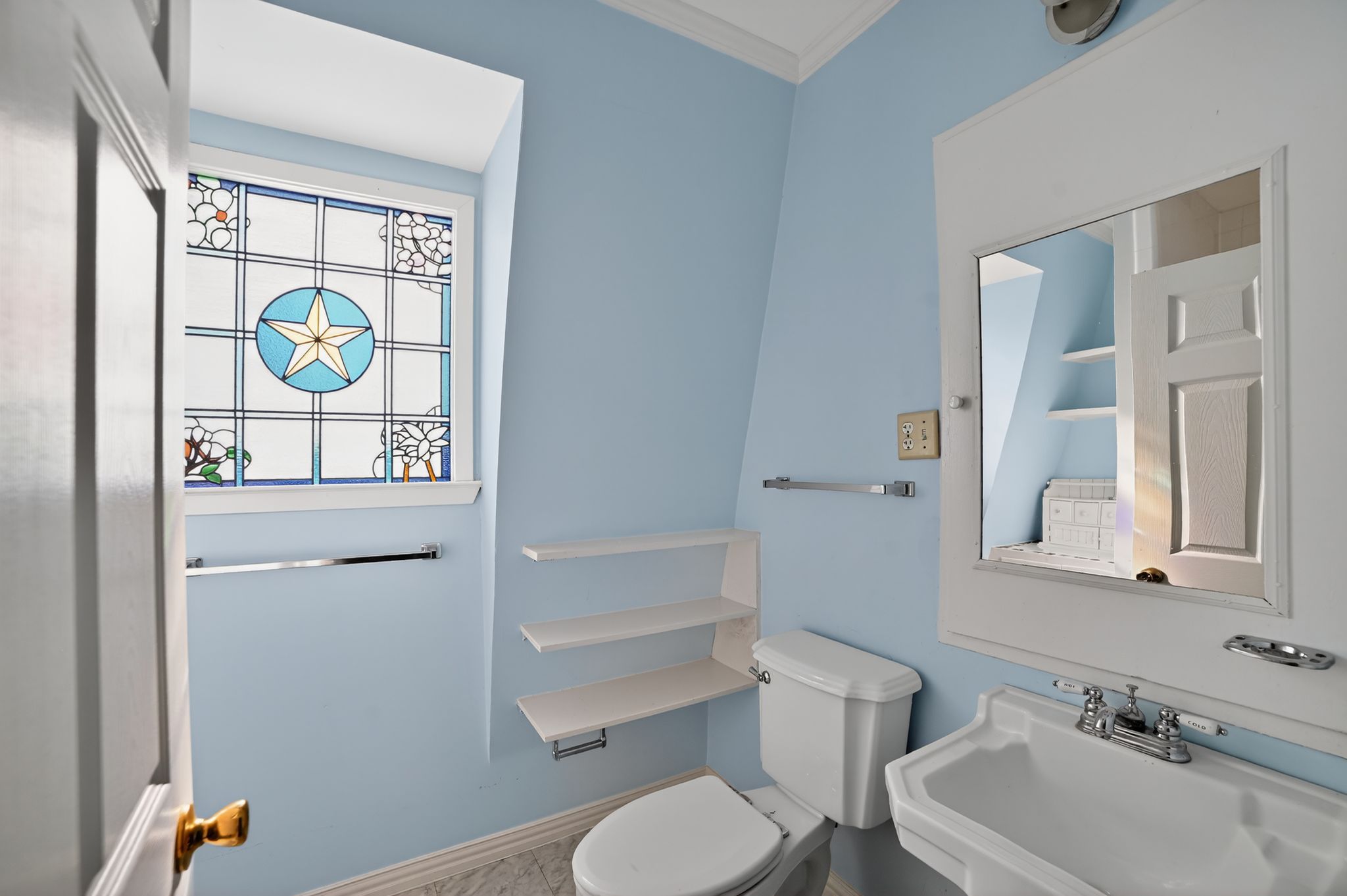 400 South Main Street Belton, TX 76513 - Photo 13 of 18 Upstairs bath with ornamental molding