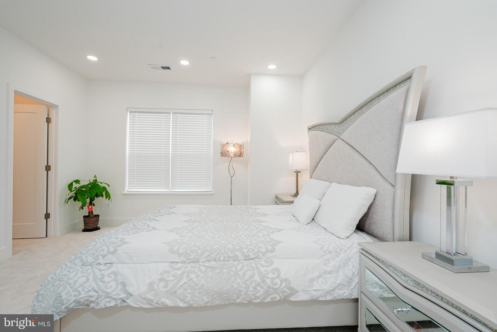 5345 Zenith Overlook Bethesda, MD 20816 - Photo 30 of 53 a bedroom with a bed and a potted plant