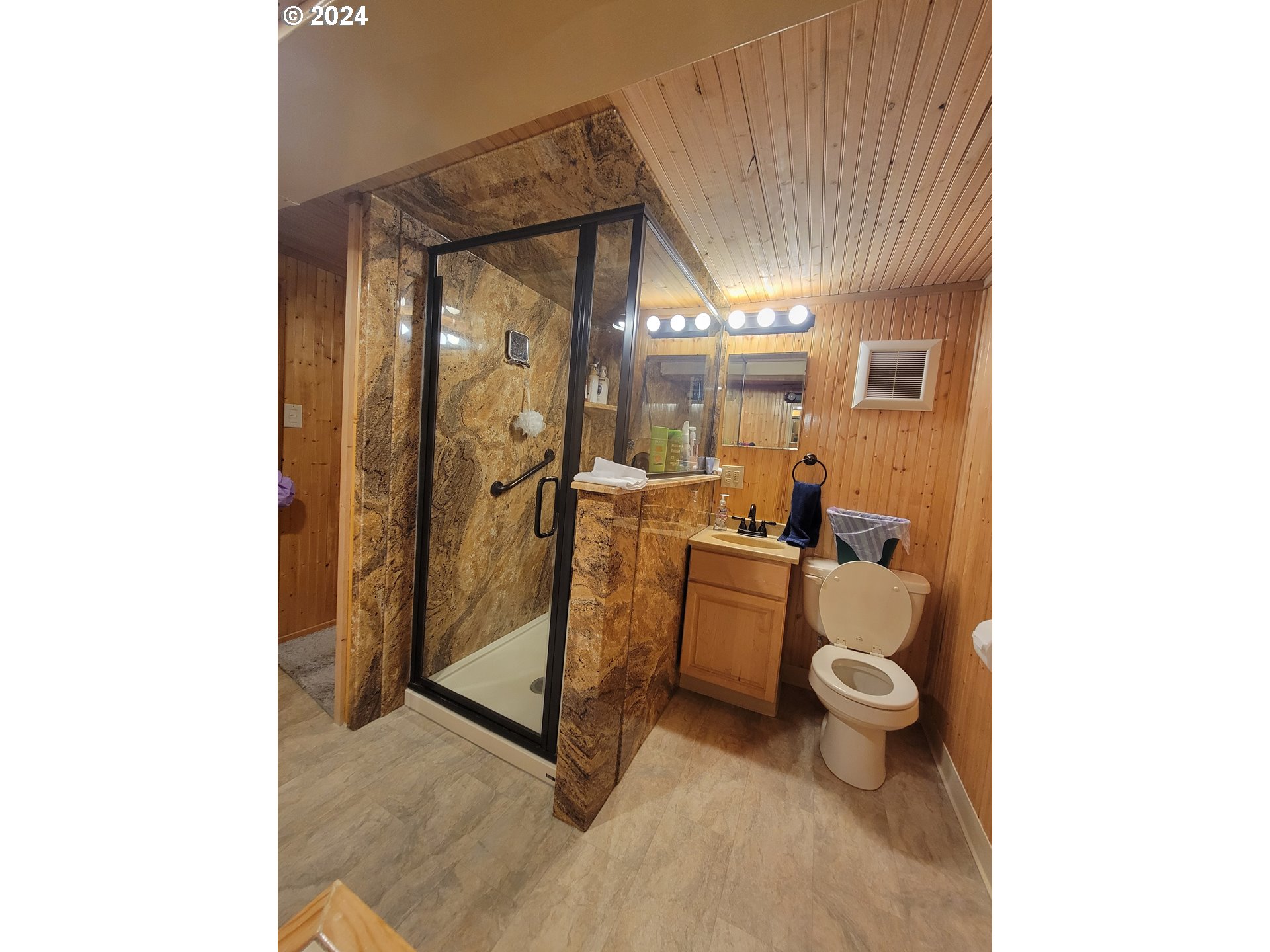 721 Southwest 29th Street Pendleton, OR 97801 - Photo 20 of 32 a bathroom with a sink mirror toilet and shower