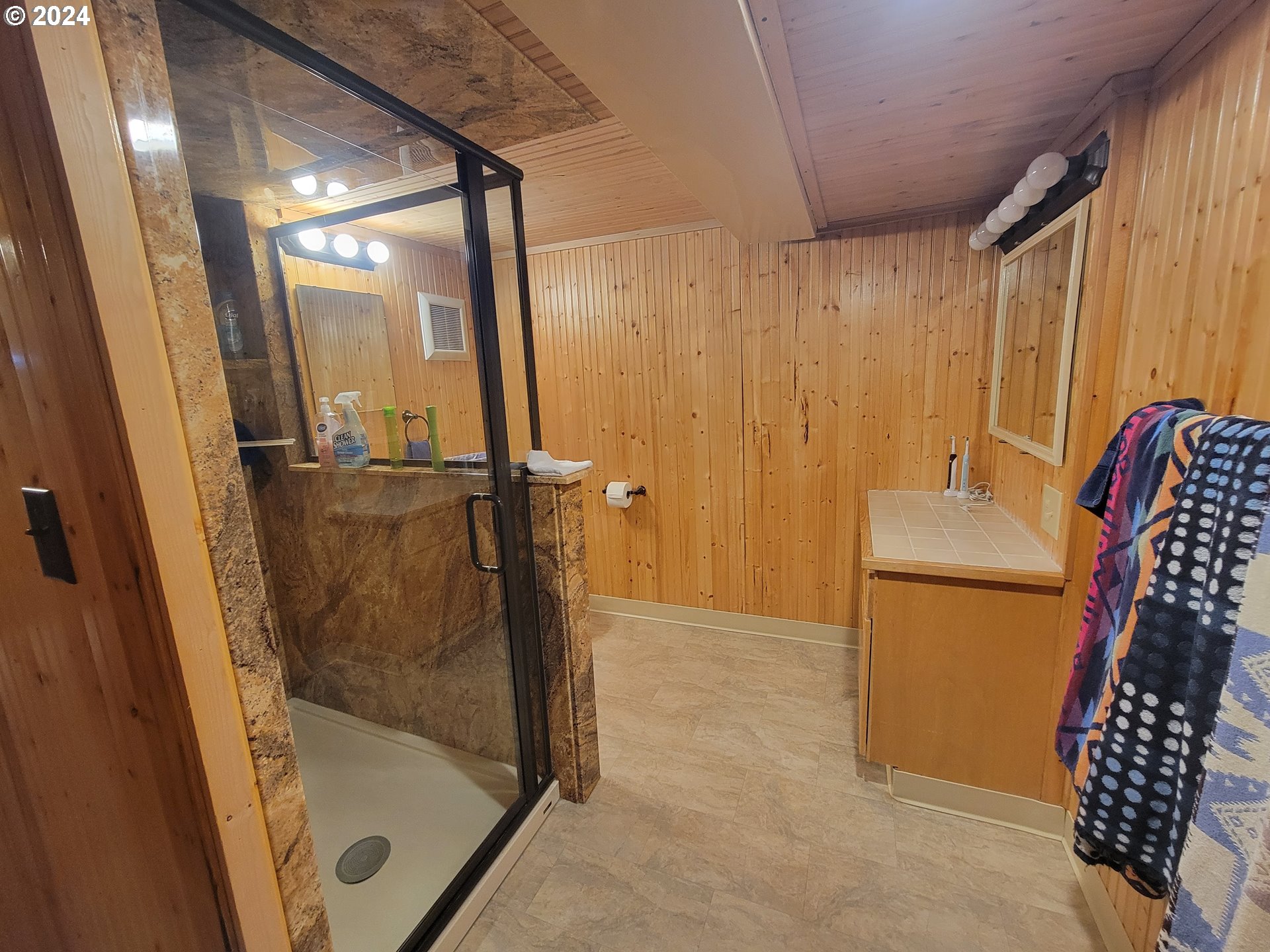 721 Southwest 29th Street Pendleton, OR 97801 - Photo 21 of 32 a bathroom with a tub shower and a sink