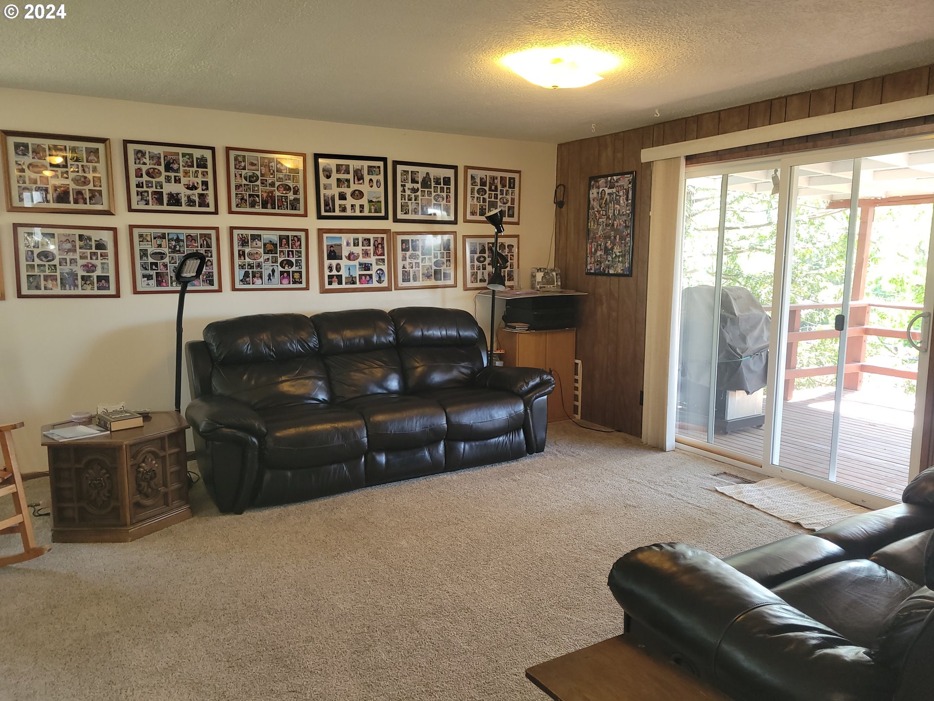 721 Southwest 29th Street Pendleton, OR 97801 - Photo 5 of 32 a living room with furniture