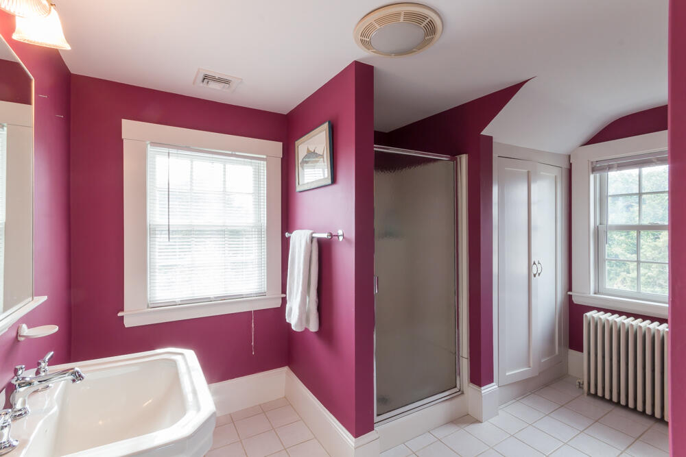29 Clevelandtown Road Edgartown, MA 02539 - Photo 25 of 32 a spacious bathroom with a bathtub sink and mirror