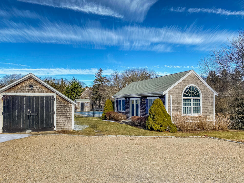 29 Clevelandtown Road Edgartown, MA 02539 - Photo 3 of 32 front view of a house with a yard