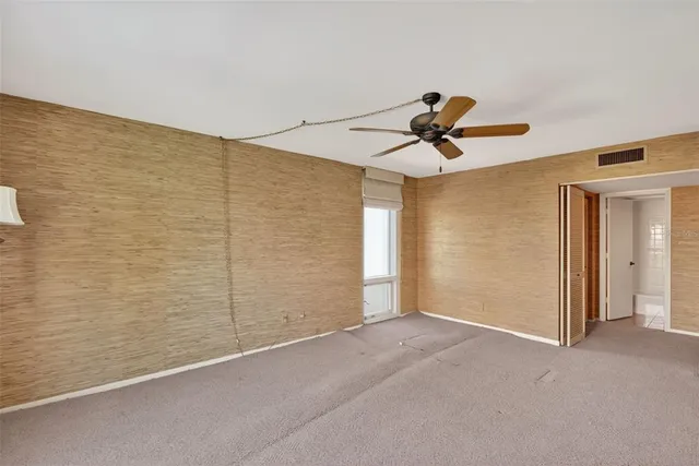 a view of livingroom with ceiling fan