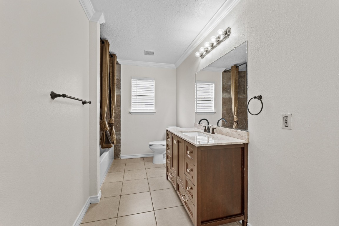 842 East 29th Street Houston, TX 77009 - Photo 15 of 24 a bathroom with a sink a mirror and a bathtub