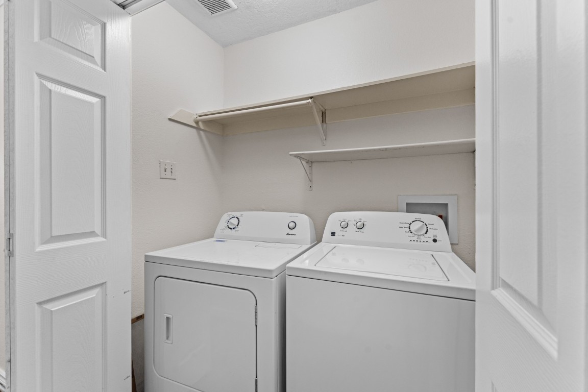 842 East 29th Street Houston, TX 77009 - Photo 21 of 24 a utility room with dryer and washer