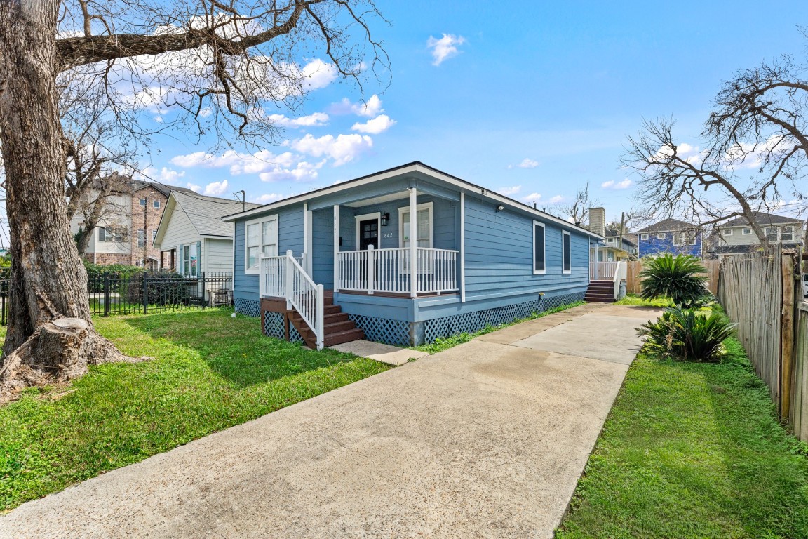 842 East 29th Street Houston, TX 77009 - Photo 24 of 24 a front view of a house with garden