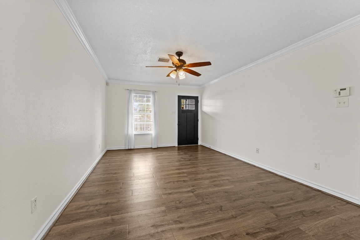 842 East 29th Street Houston, TX 77009 - Photo 6 of 24 an empty room with fan and windows