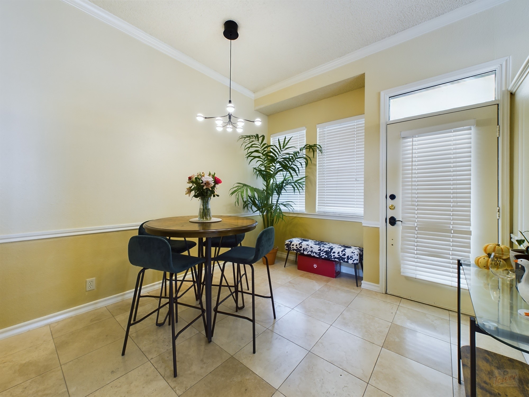 914 West 26th Street, Unit 303 Austin, TX 78705 - Photo 3 of 30 a dining room with furniture and a chandelier