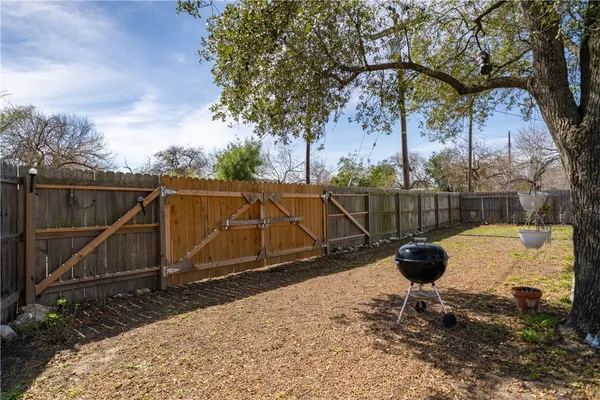 a view of a backyard