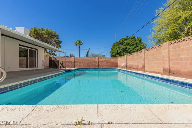 a view of a backyard